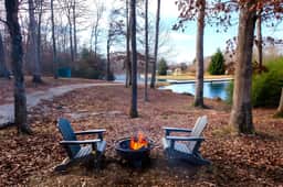 Lakeside Cottage Getaway on 50 Acres of Gardens!