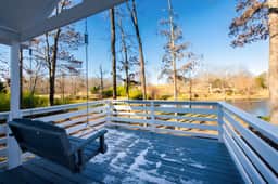 Lakeside Cottage Getaway on 50 Acres of Gardens!