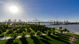 Luxury City Escape. Peaceful Retreat by Hollyhock