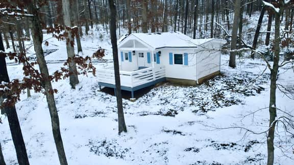 Lakeside Cottage Getaway on 50 Acres of Gardens!