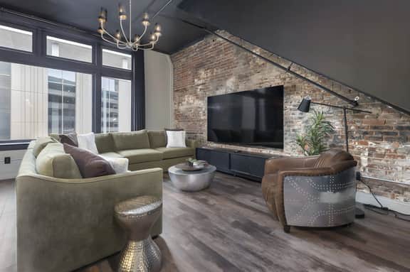 Penthouse Grand Executive Suite. 6 Bed, 3 Bath with Rooftop Private Deck!