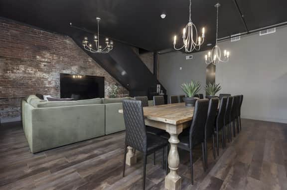 Penthouse Grand Executive Suite. 6 Bed, 3 Bath with Rooftop Private Deck!
