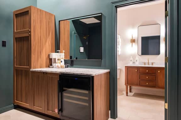 Hollyhock Suite 404: 1 bed/1 bath