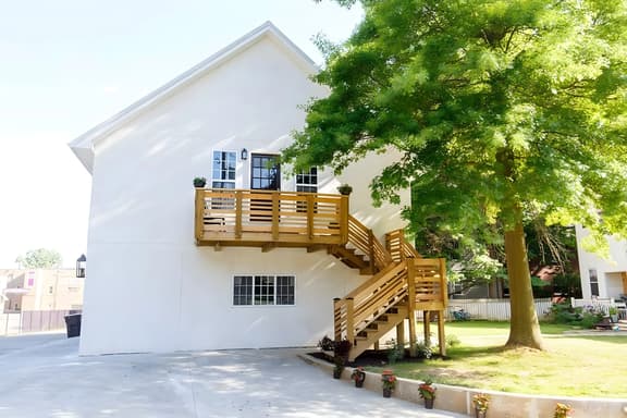 Cottage Park Carriage House. Rest & Explore with Hollyhock