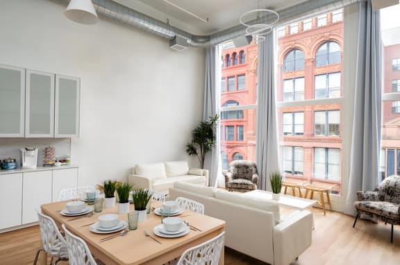 Lou-City Penthouse by Hollyhock Suites