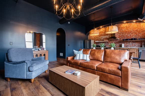 Hollyhock Suite 401: 4 bed/2 bath with soaking tub